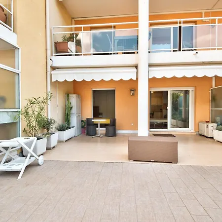 2 Pieces Lumineux Avec Vaste Terrasse Et Vue Degagee Sur Les Collines