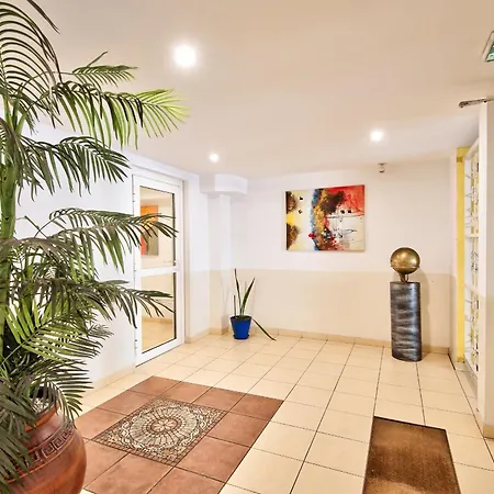 2 Pieces Lumineux Avec Vaste Terrasse Et Vue Degagee Sur Les Collines